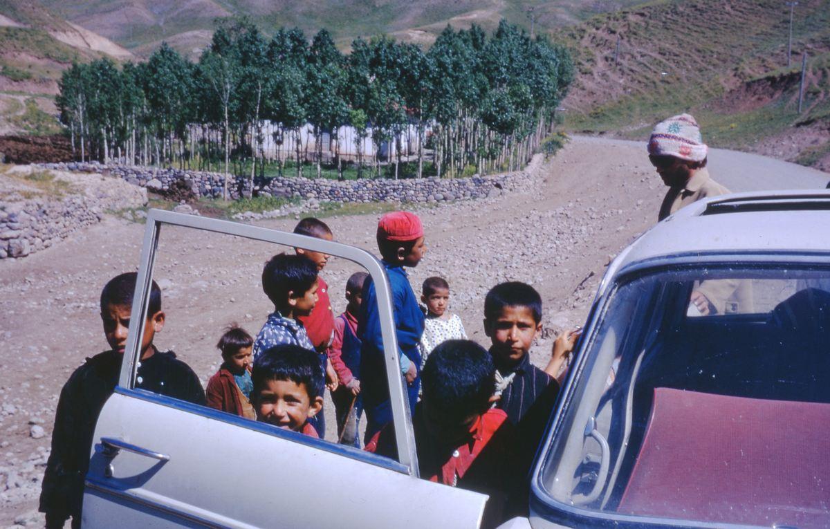 Enfants très présents au bord de la route