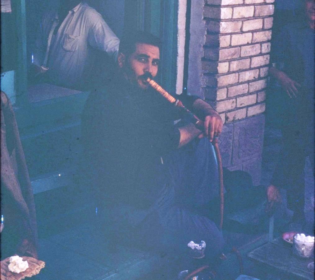 Fumeur de narguilé  au bord d'un gahveh khaneh (café traditionnel iranien)