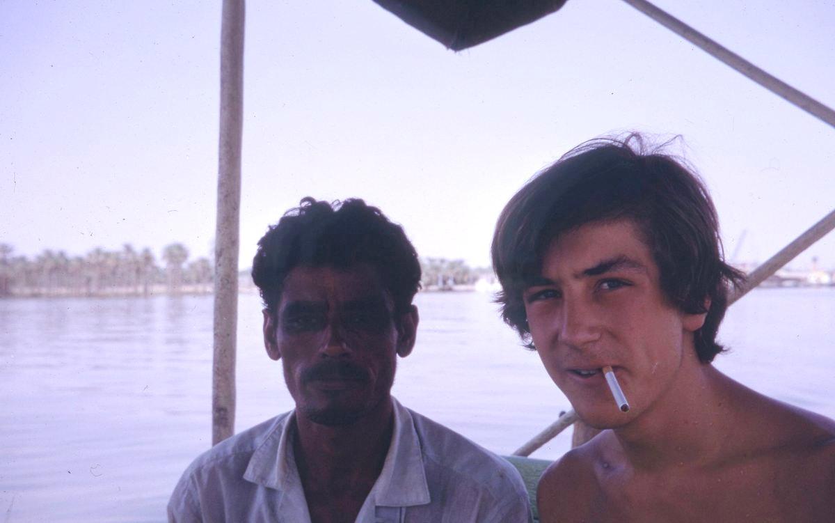 À côté du batelier, je suis encore avec ma  cigarette !